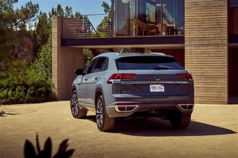 Does the Atlas have a hands-free liftgate?