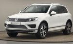 How many miles per gallon does a V6 Touareg get?