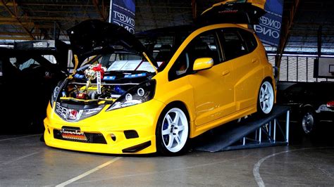 What car is replacing the Honda Fit?