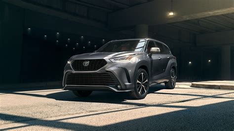 What is the gas mileage for a 2023 Toyota Highlander Hybrid XLE?