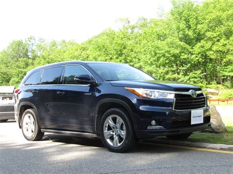 What is the gas mileage on a Toyota Highlander Hybrid?